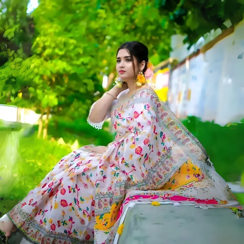 শাড়ীতেই নারী
